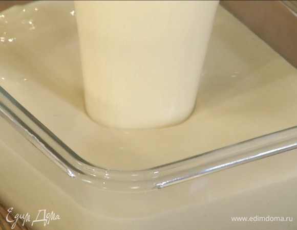 Снять кастрюлю с огня, перемешать крем и вылить в контейнер с крышкой.