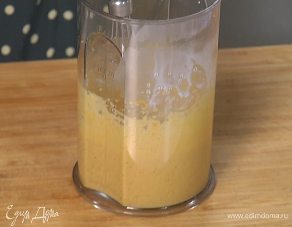 Взбить сахар с желтками в воздушную светлую массу.