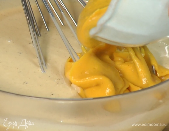 Основу для мороженого в течение нескольких минут вымешивать венчиком, затем добавить тыквенное пюре и снова все вымешать.