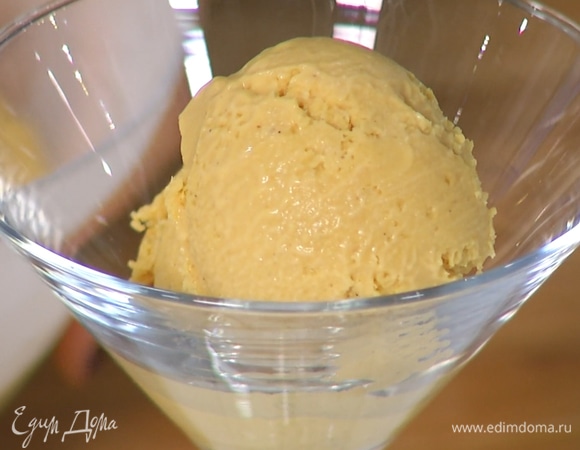 Для приготовления десерта можно использовать мороженицу. Если будете замораживать смесь в морозилке, то вам понадобится несколько часов. При этом каждые 30 минут нужно взбивать смесь, чтобы не образовались кристаллы льда.