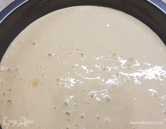 Разделить яйца на желтки и белки. Желтки взбить с сахаром в пышную пену. Белки взбить до пиков. Ввести белки к желткам. Всыпать муку. Аккуратно перемешать. Выпекать 25 минут при 200°C.