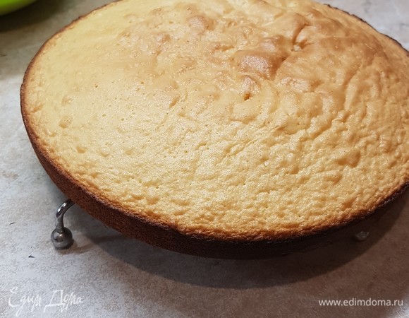 Готовый корж полностью остудить на решетке.