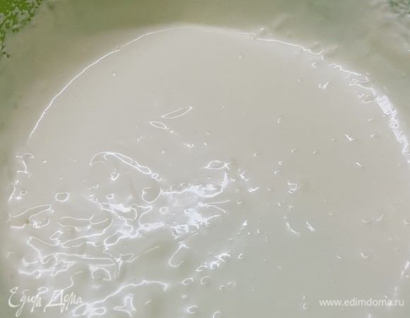 Сливки должны быть хорошо охлажденными. Желатин залить небольшим количеством сливок и оставить для набухания. Сливки взбить в крепкую пену. Маскарпоне размять вилкой и добавить немного взбитых сливок. Перемешать, вылить эту смесь ко взбитым сливкам. Добавить ванилин и сахарную пудру по вкусу. Желатин нагреть в микроволновке до растворения, вылить его к сливкам и все очень хорошо перемешать.