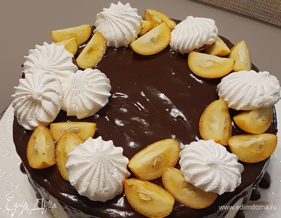 На следующий день аккуратно снять кольцо и украсить торт по своему вкусу. Я растопила шоколад в небольшом количестве сливок и полила сверху торт. Украсила кумкватом и безе.