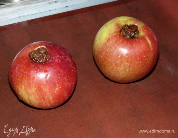 Тщательно вымойте яблоки и удалите сердцевину. Далее нужно вымыть сухофрукты и ошпарить их кипятком. Начинить яблоки: сначала выложить курагу (по 2 шт.), а потом остальное заполнить изюмом. И так поступить с каждым яблоком.