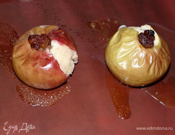 Далее разогреть духовку до 200°C и на протвине (у меня силиконовый коврик) разместить фаршированные яблочки (можно на фольге). Запекать 20 минут.