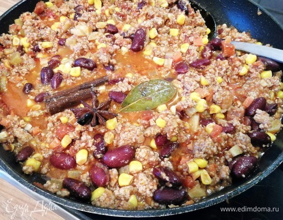 Варить на медленном огне 20 минут. Положить фасоль в сито, промыть и процедить. Добавить фасоль и кукурузу примерно за 5 минут до окончания времени приготовления.<br />
Тут нужно отметить, что чили кон карне самодостаточное блюдо. Чаще всего его готовят с помощью всем известных пакетиков с готовой смесью. Мой рецепт не уступает по вкусу и содержит только натуральные специи.