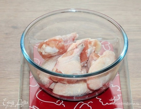 Курицу взвешиваем (400 г) и размораживаем в СВЧ-печи.