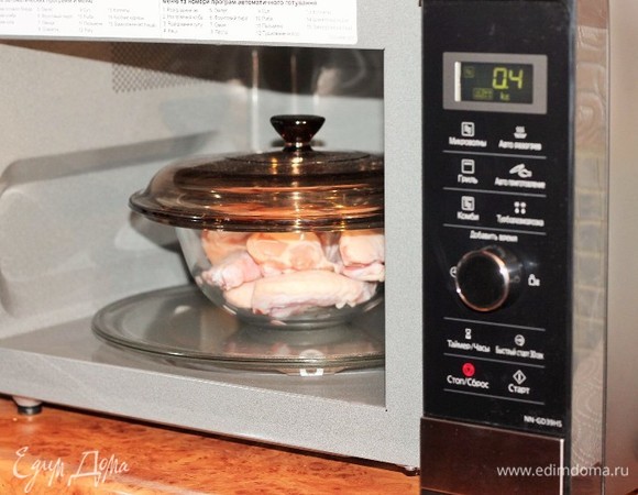 Режим — «Турборазморозка», время устанавливает умная машина. Затем курицу промываем проточной водой и обсушиваем бумажным полотенцем.
