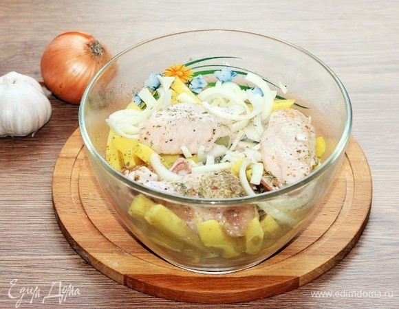 Добавляем нарезанный полукольцами лук и порубленный 1 зубчик чеснока.