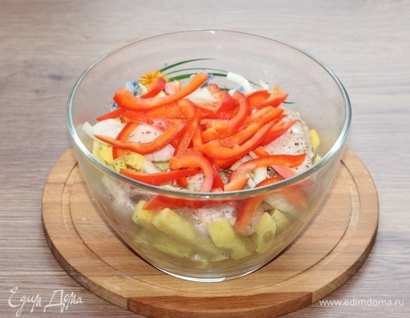 По желанию можно добавить нарезанный полосками болгарский перец (0,5 шт). Солим и перчим.
