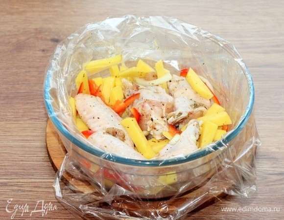 Выкладываем подготовленные продукты в пакет для запекания. Пакет кладем в посуду для СВЧ-печи.