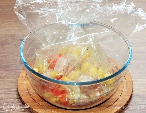 Закрываем пакет клипсой, но не затягиваем плотно.