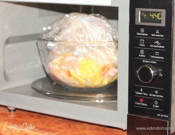 Ставим формочку в СВЧ-печь и устанавливаем режим «Микроволны», мощность 440 Вт...
