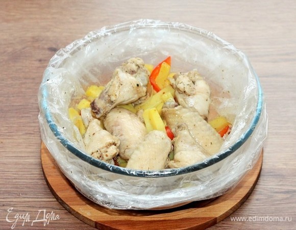 После звукового сигнала проверяем картофель и курицу на готовность. Если не готово, добавляем мощность 600 Вт и время, минуты 3. Курица готова, и по желанию ее можно подрумянить.