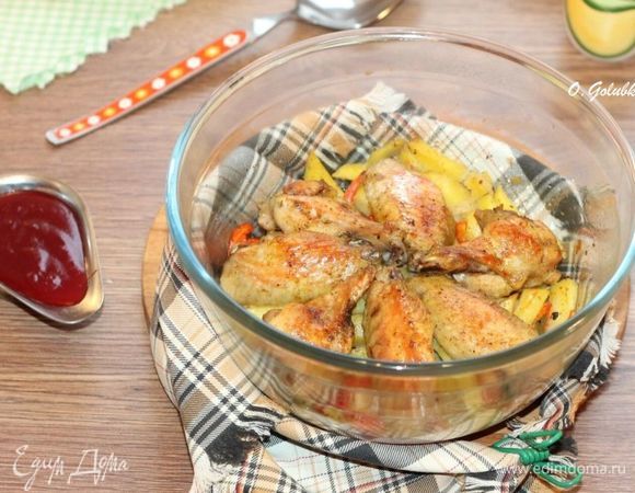 Подаем румяную курицу с овощами на стол. Поливаем курочку соусом или макаем кусочки курочки в соус. Приятного аппетита!