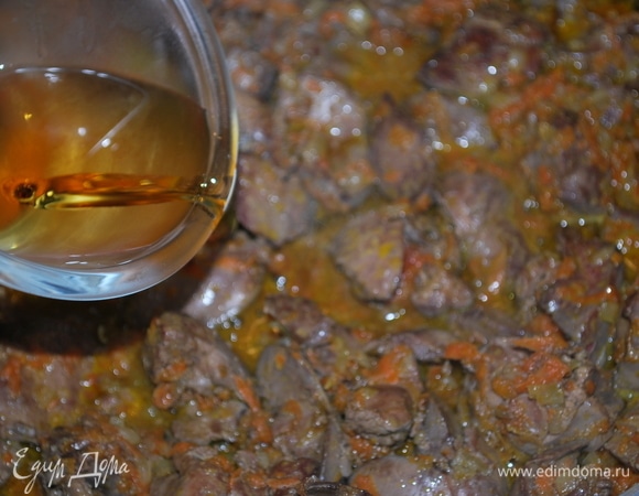 Добавьте к печени коньяк и протушите все пару минут.