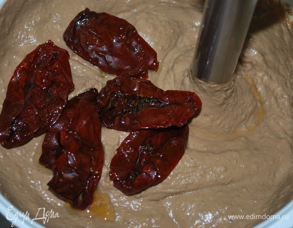 В самом конце добавьте вяленые помидоры и свежемолотый черный перец. И еще пробейте все блендером так, чтобы остались кусочки помидоров и они чувствовались в паштете.