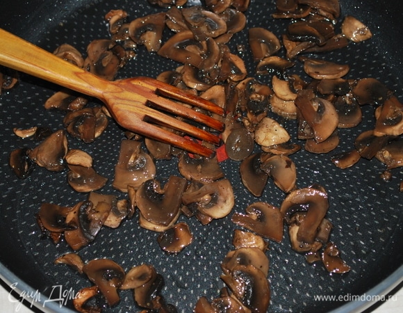 Свежие шампиньоны нарежьте и обжарьте на сковороде с добавлением оливкового масла примерно 3–4 минуты.