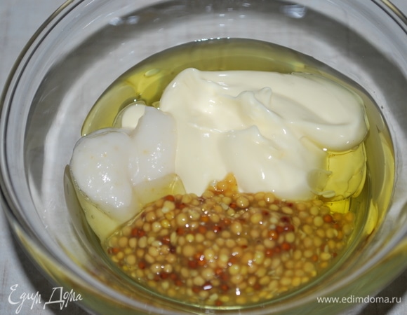 Из майонеза, зерновой горчицы, лимонного сока, хрена и оливкового масла сделайте заправку.