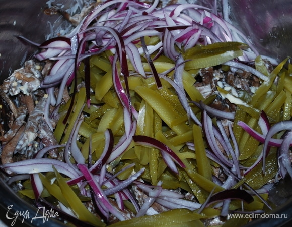 Перемешайте говяжий язык и шампиньоны с половиной заправки. Маринованные огурцы нарежьте соломкой, красный лук — тонкими полукольцами. Перемешайте все вместе. Добавьте свежемолотый перец и посолите по вкусу.