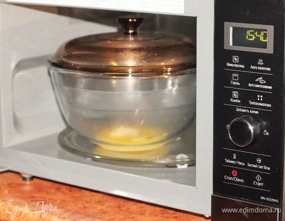 Приготовим корж. Нагреваю сливочное масло в посуде для СВЧ-печи при режиме «Быстрый старт — 30 секунд».