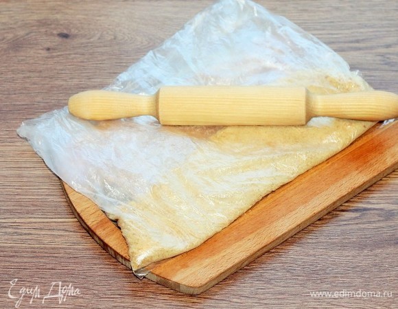 Измельчаю печенье скалкой или блендером.