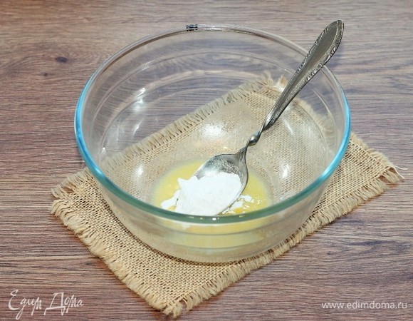 В растопленное масло добавляю 1 ст. л. (б/г) сахарной пудры, перемешиваю.