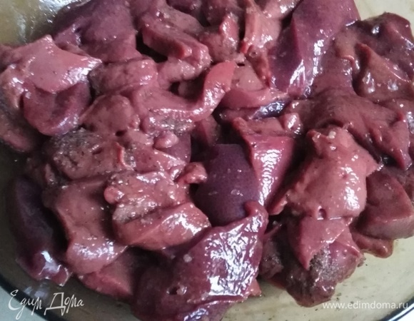 Печень очистить от прожилок и пленки. Нарезать небольшими кусочками. Посолить, поперчить. Перемешать. Оставить на время жарки лука.