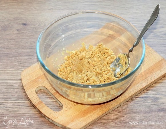 Кладу измельченное печенье, хорошо перемешиваю. Если масса очень сухая, добавьте 1 ст. л. молока.