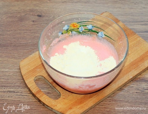 Добавляем просеянную кукурузную муку и перемешиваем ложкой. Затем взбиваем миксером до однородности теста.