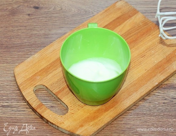 Охлажденный яичный белок (1 шт.) взбиваем со щепоткой соли до мягких пиков.