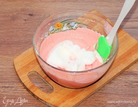 Аккуратно вводим белок в творожное тесто.