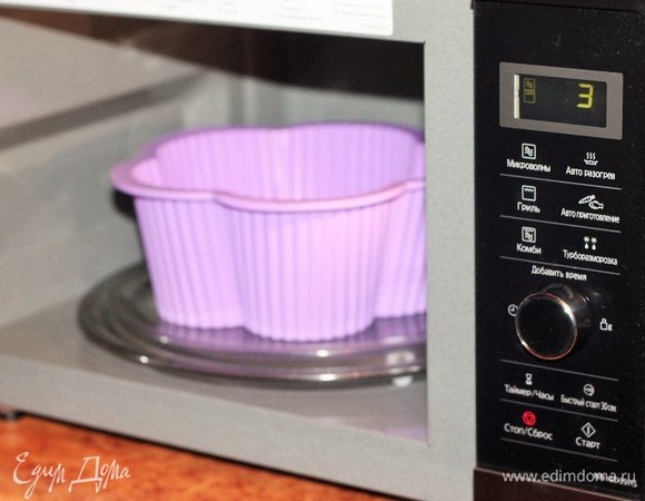 Ставим формочку на подставку СВЧ-печи, выбираем режим «Комбинированный — 3», время — 15 минут и запекаем до образования румяной корочки сверху. Готовность проверяем деревянной лучиной.