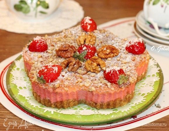 Подавать можно с ягодами, посыпав сахарной пудрой. Приятного чаепития.