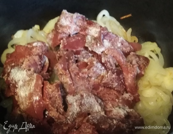 Печень обвалять в муке, добавить к луку.