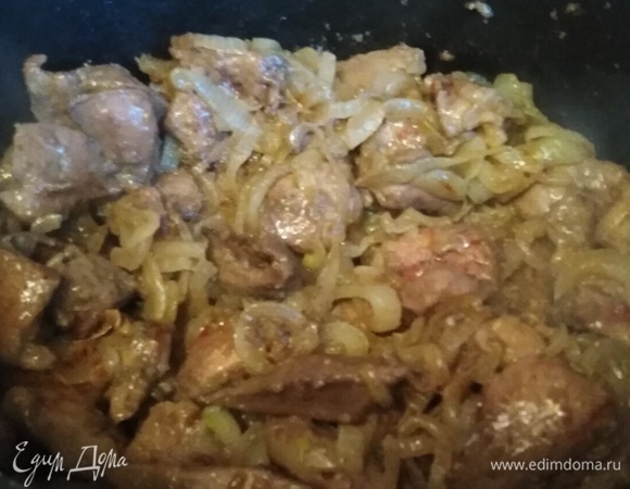 Жарить, помешивая, на среднем огне 5–7 минут.