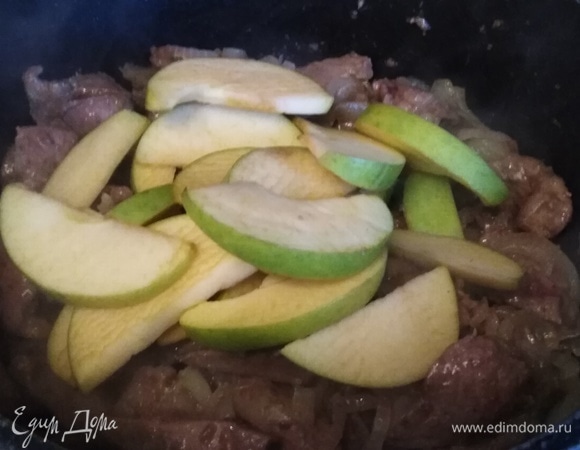 Яблоко нарезать дольками толщиной 0,5 см. Добавить к печени.
