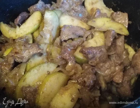 Жарить, помешивая, 7–10 минут до характерного запаха яблок.