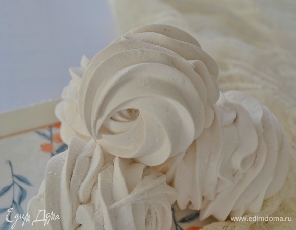 Соединить половинки и посыпать сахарной пудрой. Можно сразу есть, а можно оставить на стабилизацию еще часов на 8. Удобнее всего сделать зефир с утра, поздно вечером собрать половинки и на следующее утро можно пить чай! Приятного чаепития!