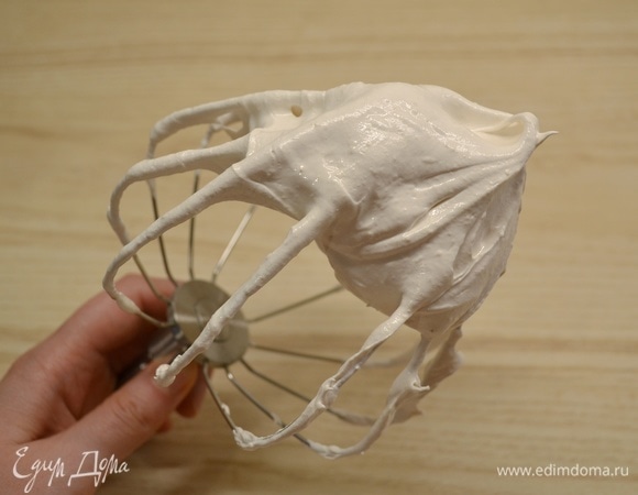 Из 400 г сахара и 150 г воды сварить сироп, довести до 120°C. Тонкой струйкой влить сироп к взбивающейся белково-яблочной массе. Взбивать около 7–10 минут. Лимонную кислоту растворить в 2 ст. л. горячей воды и влить в зефирную массу. Взбивать еще около 5 минут. Зефирная масса на пектине более мягкая и кремовая, в отличие от массы на агар-агаре.