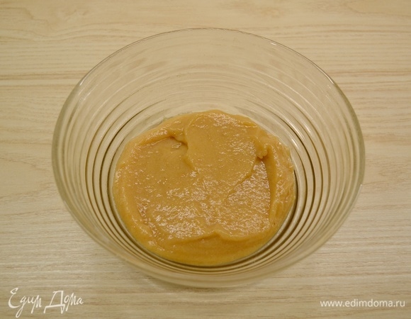 Яблочный пектин смешать с 50 г сахара. Добавить 200 г густого яблочного пюре. Пюре должно уверенно держаться на ложке и не стекать. Тщательно размешать и оставить на 1 час. Яблоки для пюре лучше взять зеленые, кислых сортов (по типу Гренни Смит).