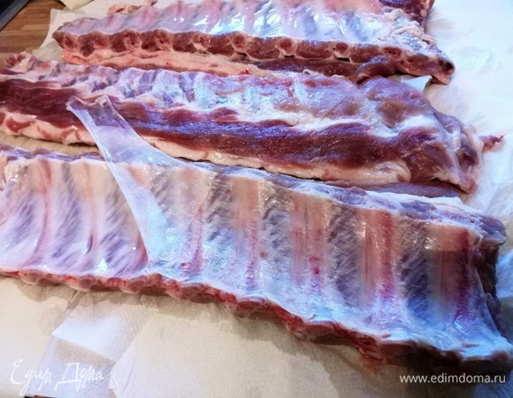 С ребрышек снять тонкую пленку с внутренней стороны. Сами ребра промыть и обсушить бумажной салфеткой.