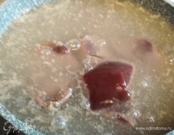 Выложить печень в кипящую воду. После закипания удалить пену. Варить 15–20 минут. Соль при варке не добавлять.