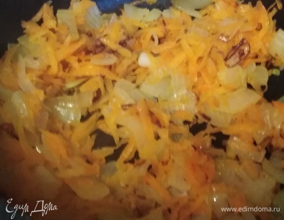 Тем временем, пока готовится печенка, пассировать на растительном масле лук с морковью.