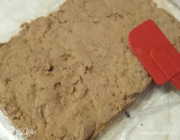 На пищевую пленку выложить пластом приготовленную смесь из печени.