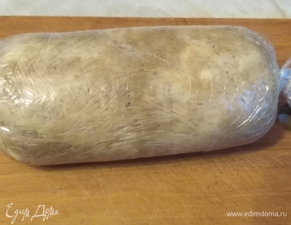 Свернуть рулетом. Убрать в холодильник минимум на 3 часа. В идеале — на ночь.