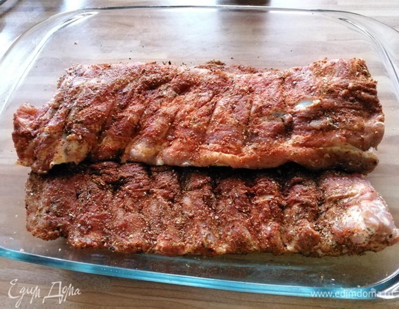 Щедро натереть смесью специй (все специи мелко смолоть). Я предлагаю базовый набор специй, вы можете добавить какую-нибудь специю по вкусу. Можно оставить мариноваться на некоторое время.