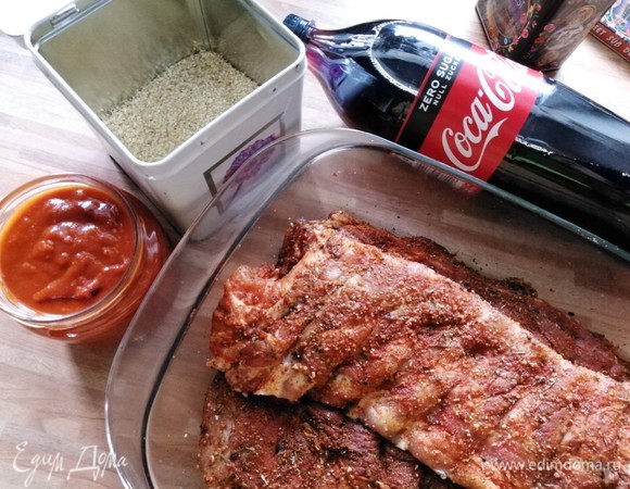 На следующем этапе нам понадобится соус барбекю, рецепт здесь: https://www.edimdoma.ru/retsepty/79944-zapechennaya-svinina-dlya-burgerov. Соус готовится легко и просто и понадобится как при приготовлении ребрышек, так и при их поедании.