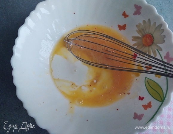 Влить кефир и перемешать.